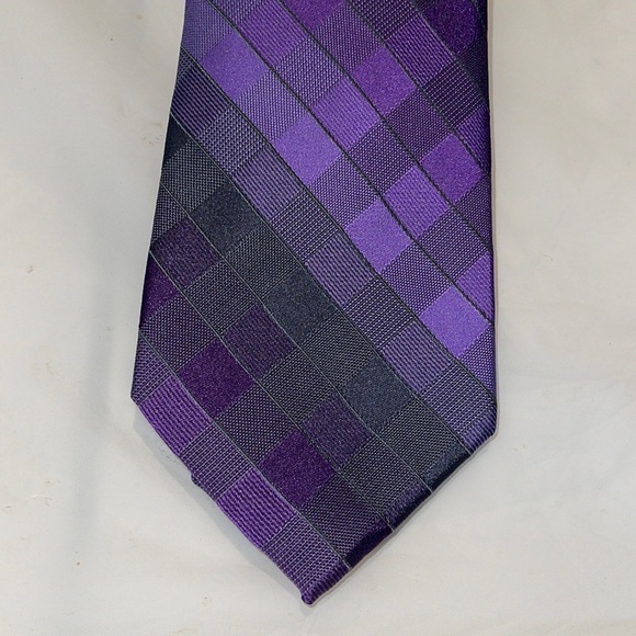 Kenneth Cole Reaction men’s tie in various shades of purple 58”L x 3 1/4” wide - Picture 1 of 3